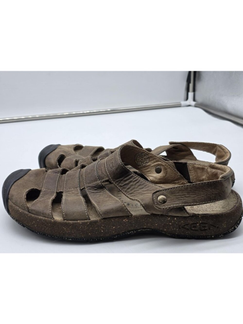 Keen Sandals Shoes Mens Size 10.5 Brown Leather Fisherman Hook Loop Damage - Picture 7 of 13